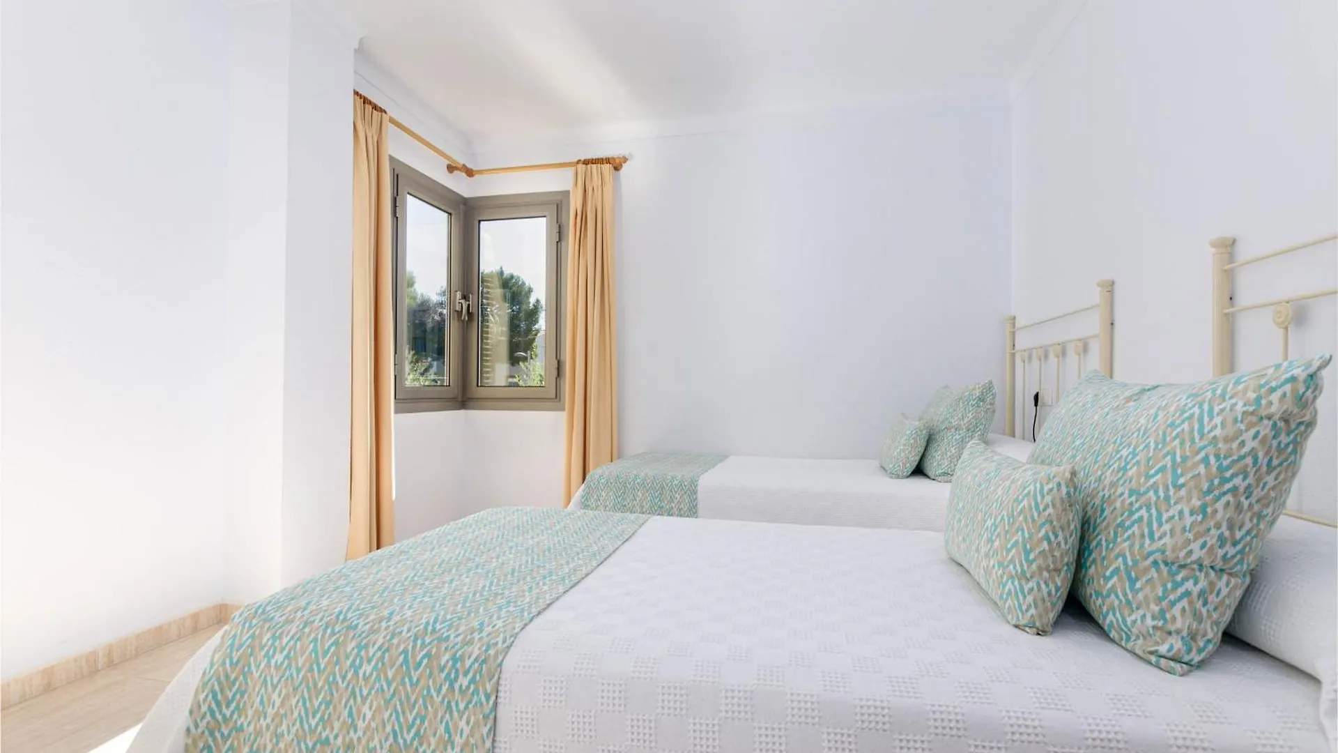 Yourhouse Roses 9 Port de Alcudia  0*, Port de Alcudia (Mallorca)